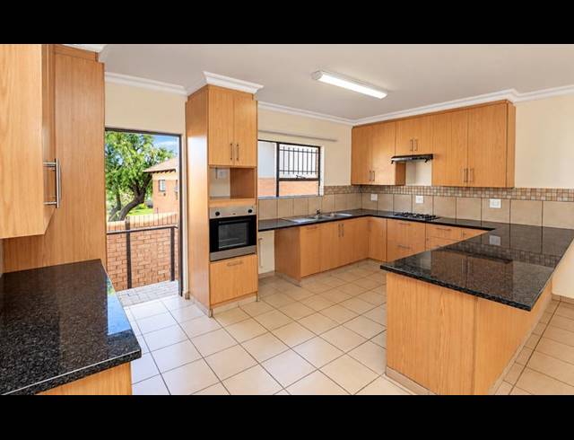 2 BEDROOM TOWNHOUSE FOR SALE IN LANGENHOVENPARK